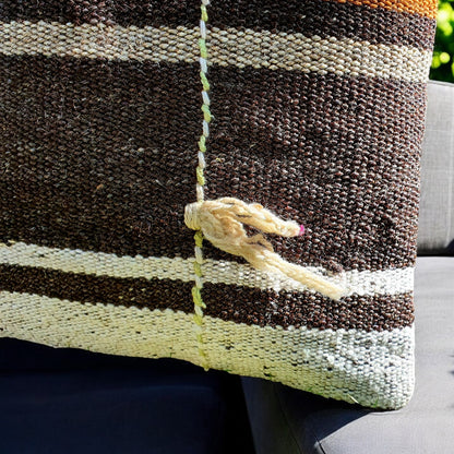 Capa almofada kilim boho — detalhe das borlas artesanais