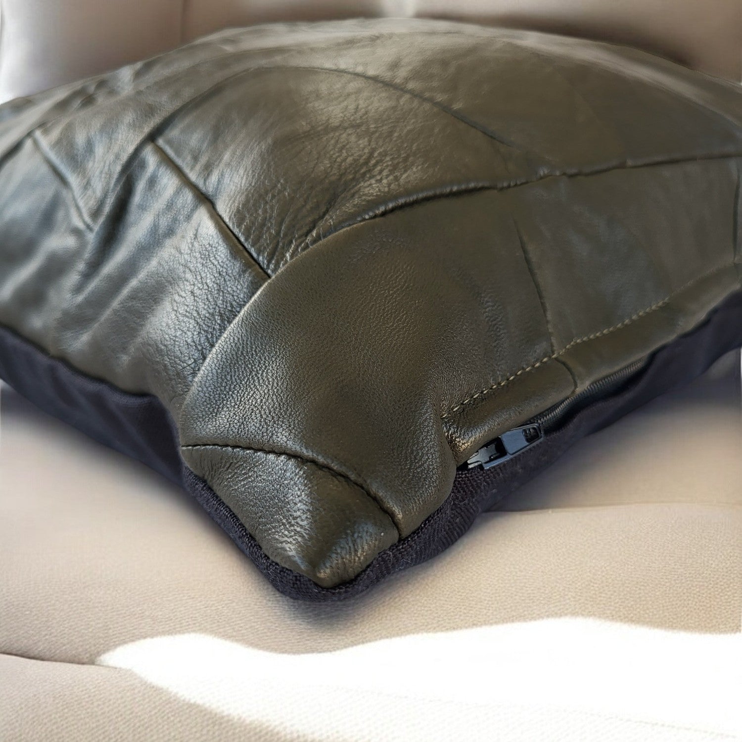 Capa almofada Alma Lusitana G7 — vista frontal sobre cama