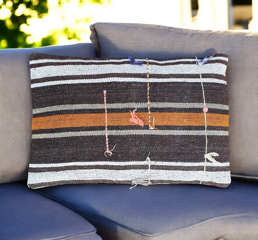 Capa almofada kilim boho com borlas — vista lateral