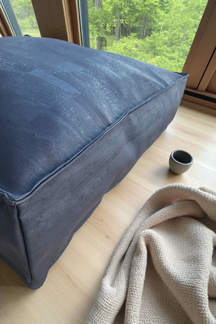 Pufe azul real CorkLux — textura premium do tecido vegetal
