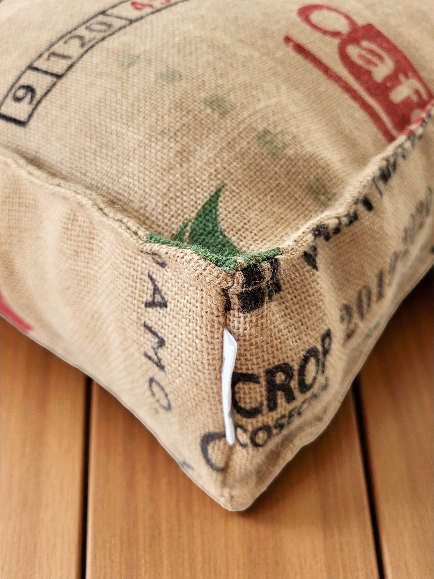 Pufe BICA saco de café — detalhe do tecido juta