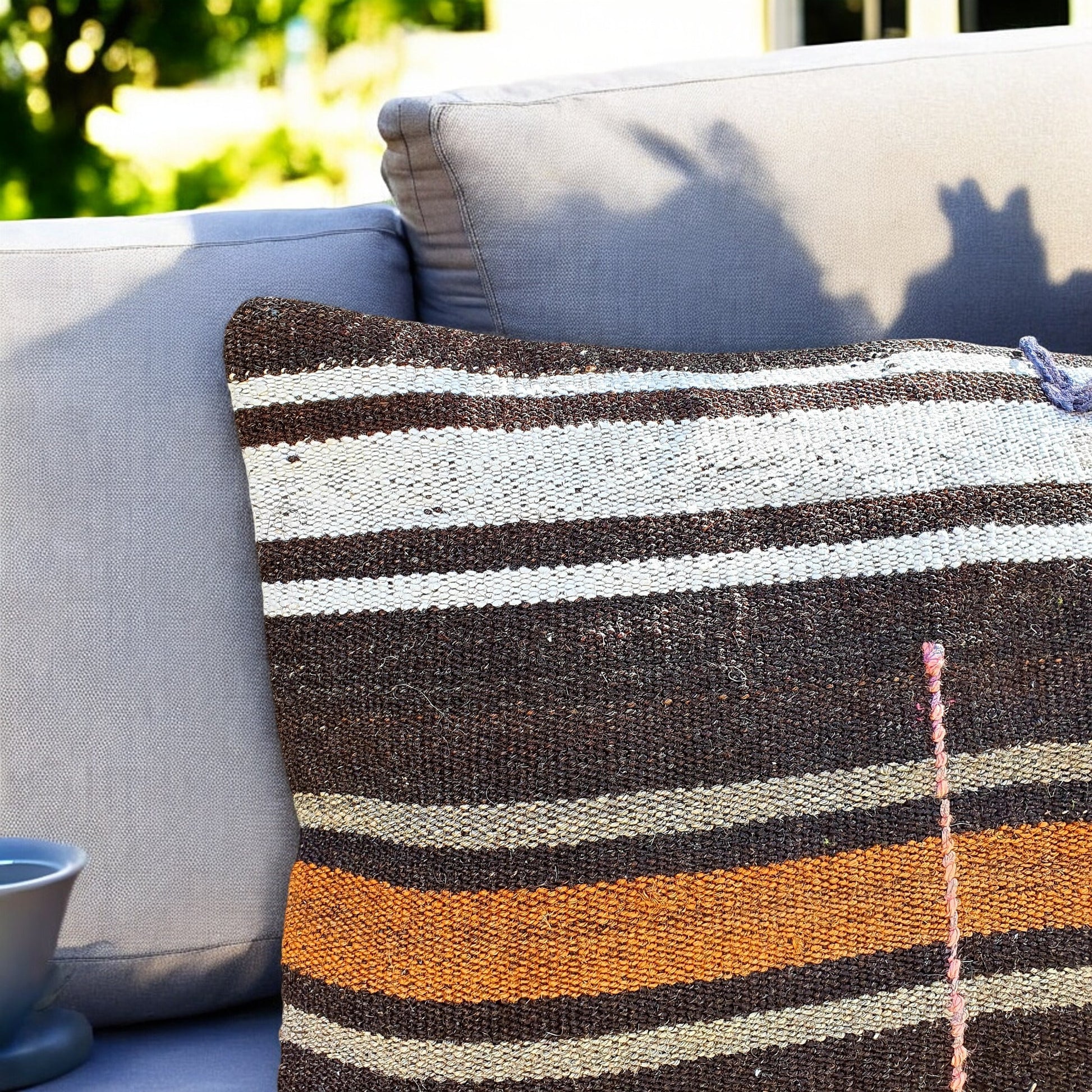 Capa almofada kilim boho — detalhe do padrão geométrico