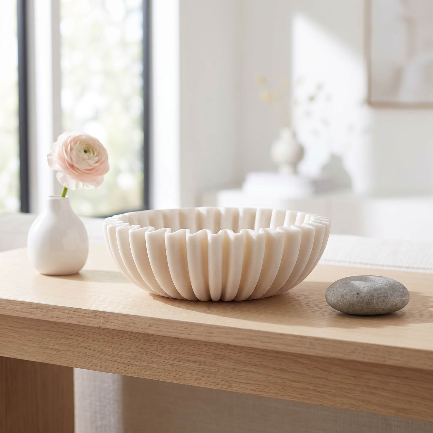 Tigela decorativa creme ondulada sobre um aparador claro