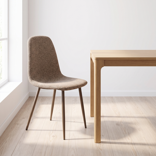 Cadeira de jantar Stockholm castanho-claro numa sala