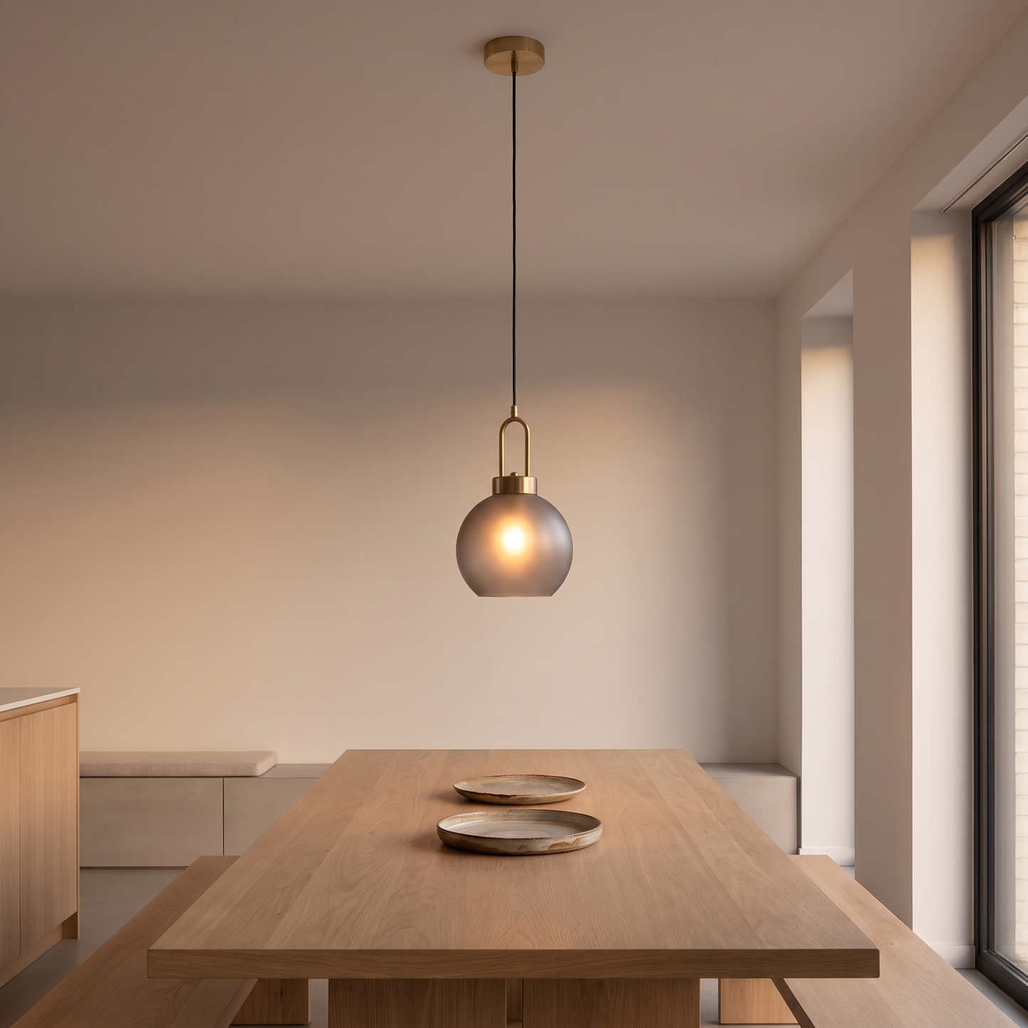 Candeeiro pendente Luton em vidro fumado sobre mesa de jantar