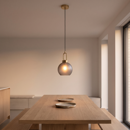 Candeeiro pendente Luton em vidro fumado sobre mesa de jantar