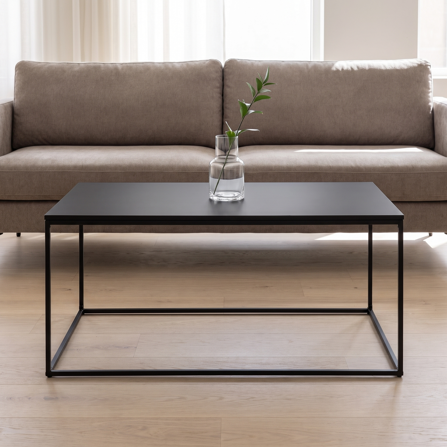 Mesa de centro Vita preta numa sala moderna