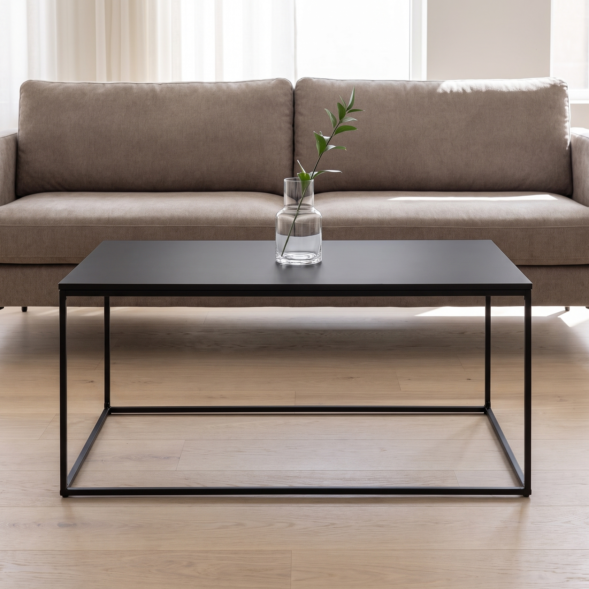 Mesa de centro Vita preta numa sala moderna