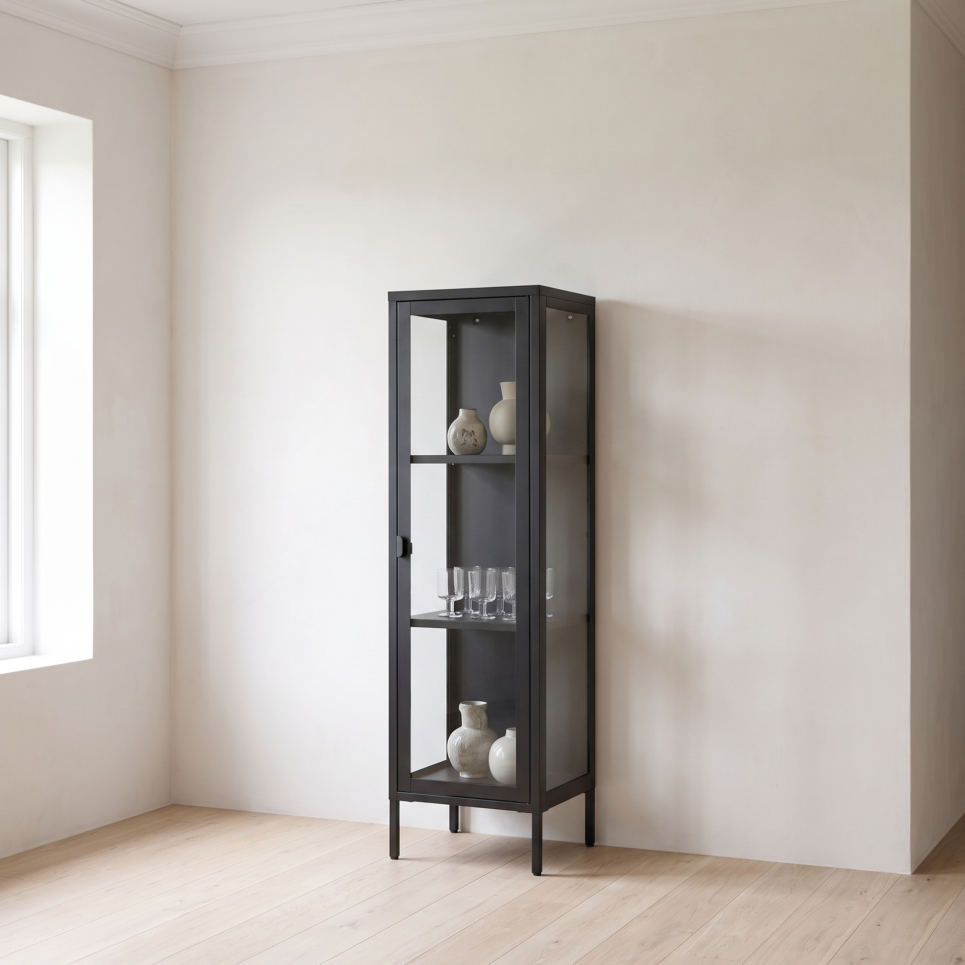 Vitrine slim Brisbane preta num canto de sala