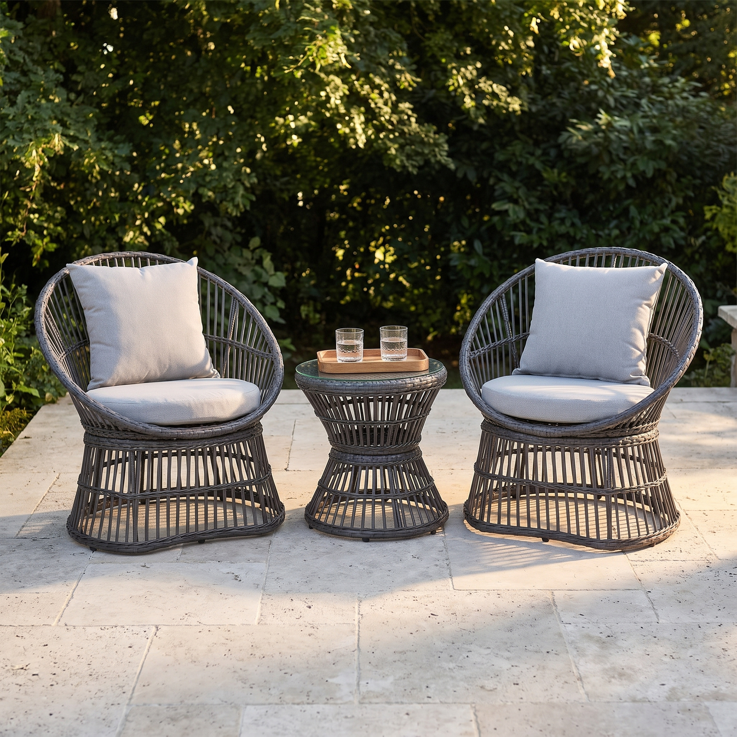 Conjunto lounge Natal em rattan cinzento num terraço
