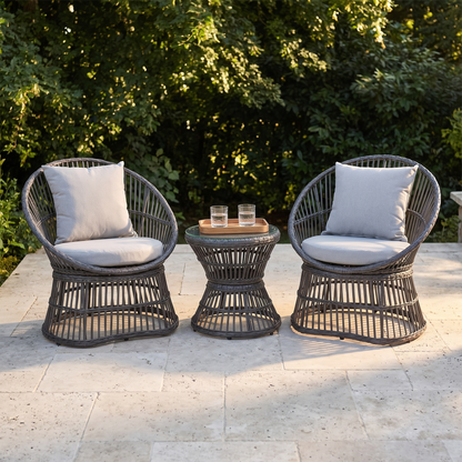 Conjunto lounge Natal em rattan cinzento num terraço