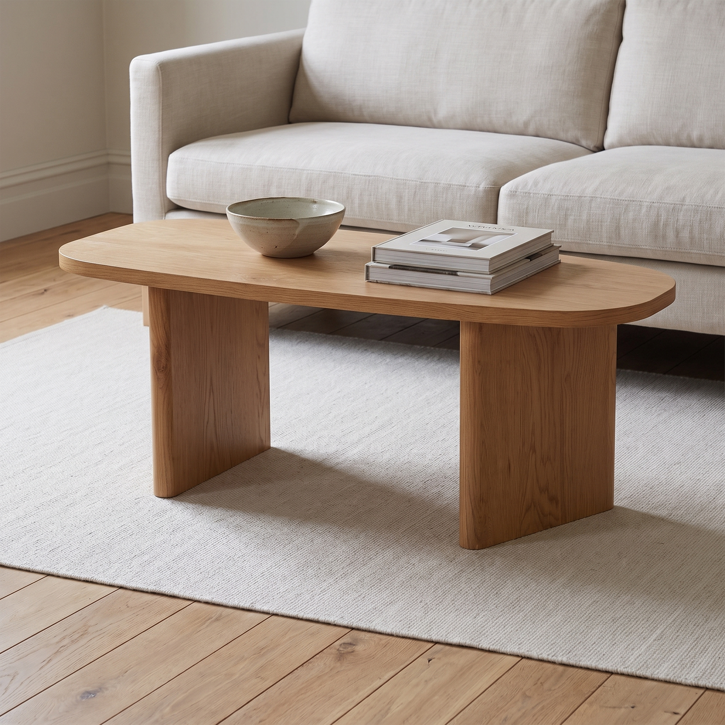 Mesa de centro Melo em madeira natural numa sala com sofá de linho