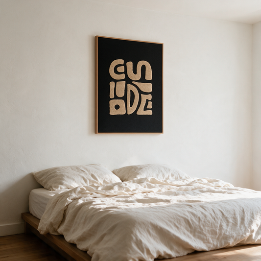 Decoração de parede Tine com tufos bege e preto num quarto