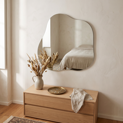 Espelho Palermo de forma orgânica num quarto sobre uma cómoda