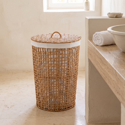 Cesto de roupa Pomal em papel entrançado numa casa de banho