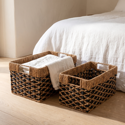 Conjunto de dois cestos Salar em erva-marinha natural ao pé de uma cama