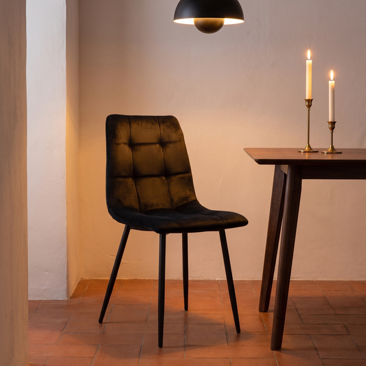 Cadeira de jantar Middelfart em veludo preto à luz de velas