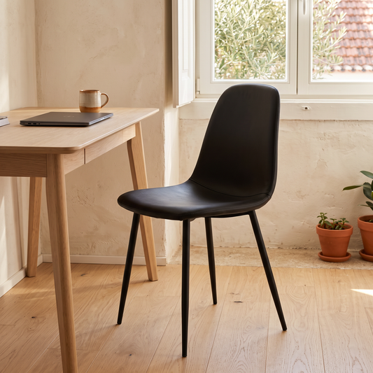 Cadeira de jantar Stockholm em couro preto numa secretária