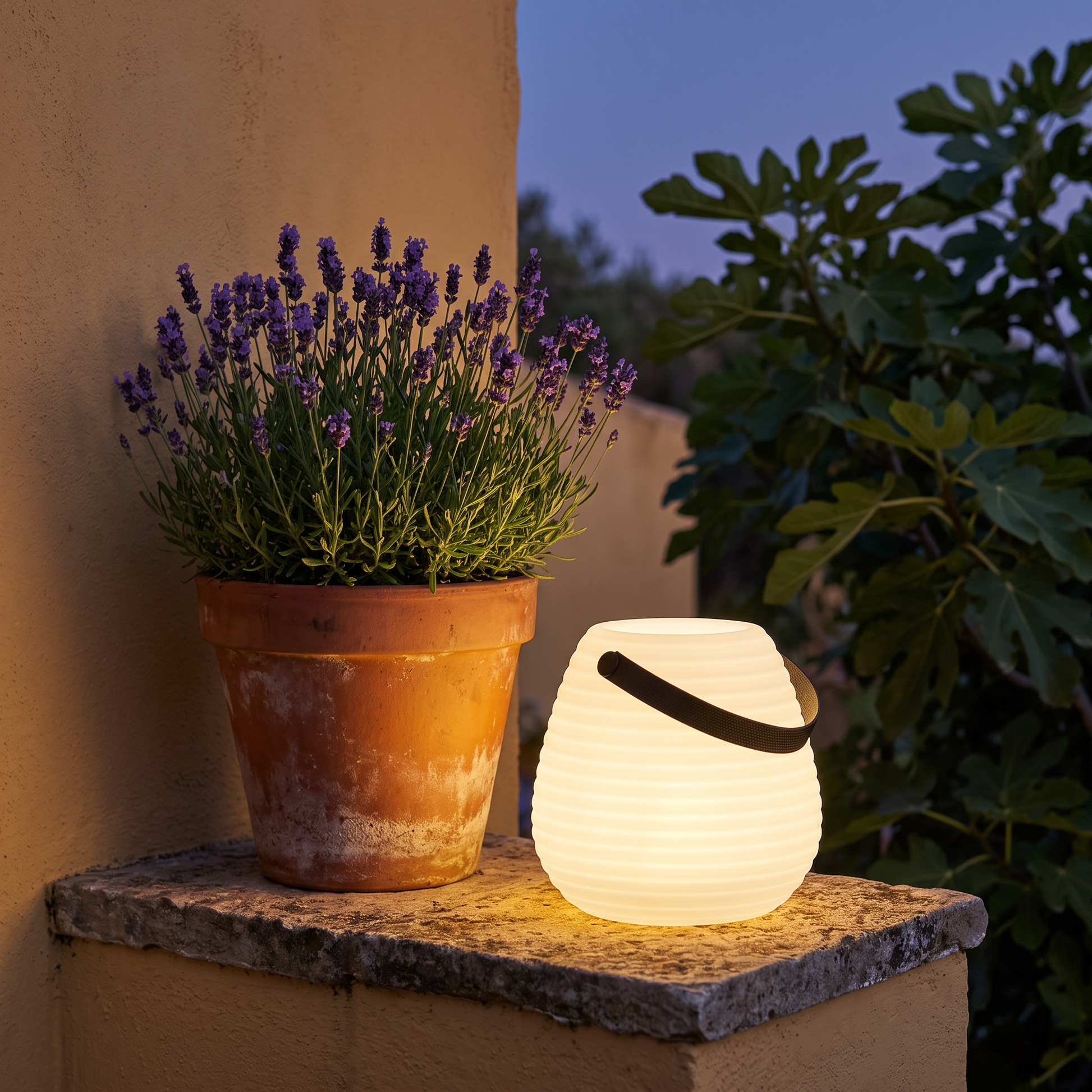Candeeiro LED Derry recarregável de 21 cm num degrau de jardim