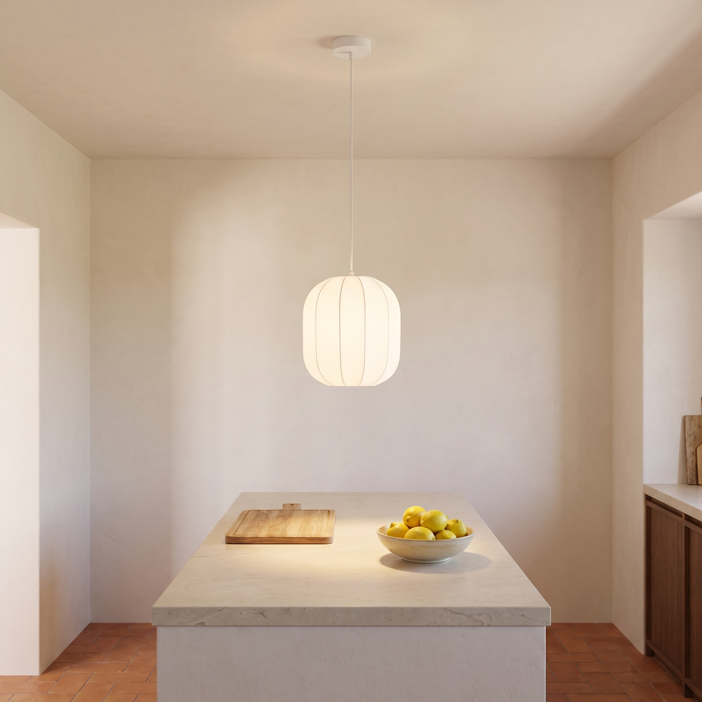 Candeeiro pendente Coventry em metal branco sobre uma bancada de cozinha