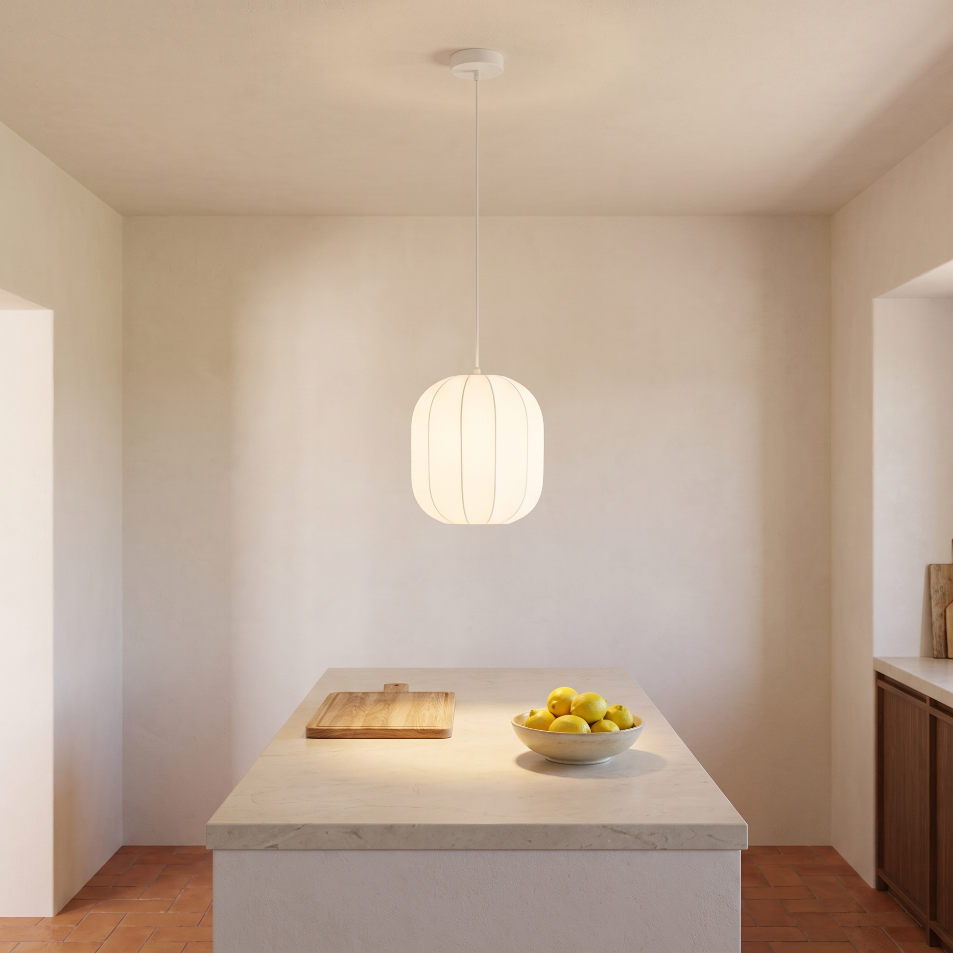 Candeeiro pendente Coventry em metal branco sobre uma bancada de cozinha