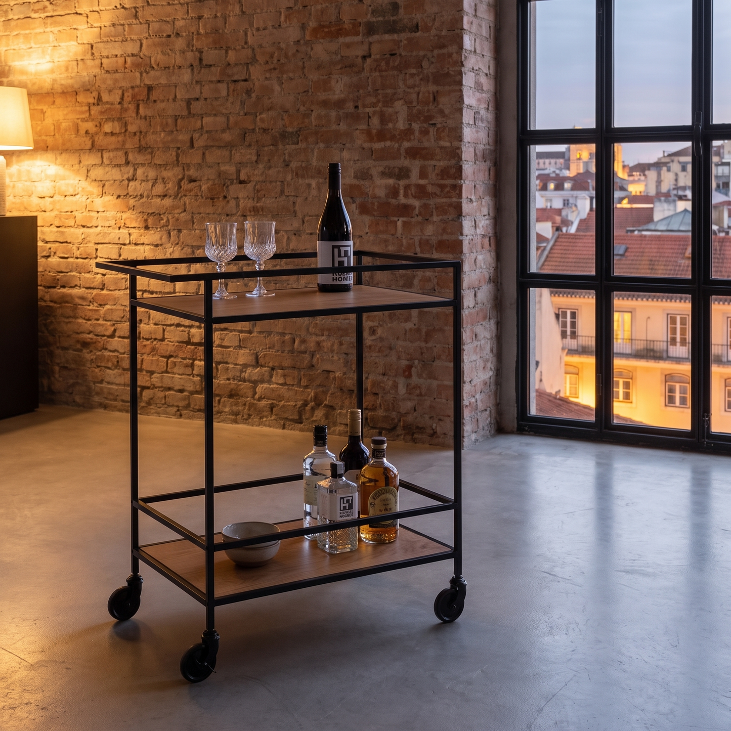 Carrinho de bar Vita com aspecto carvalho num loft industrial