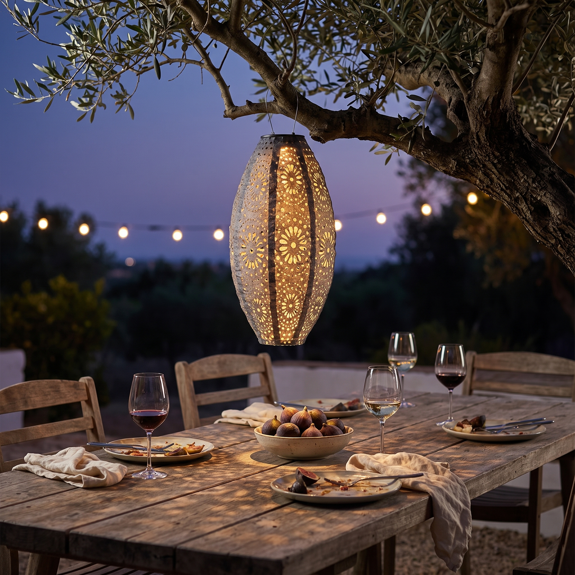 Lanterna LED Foxdale solar acesa num jantar de jardim