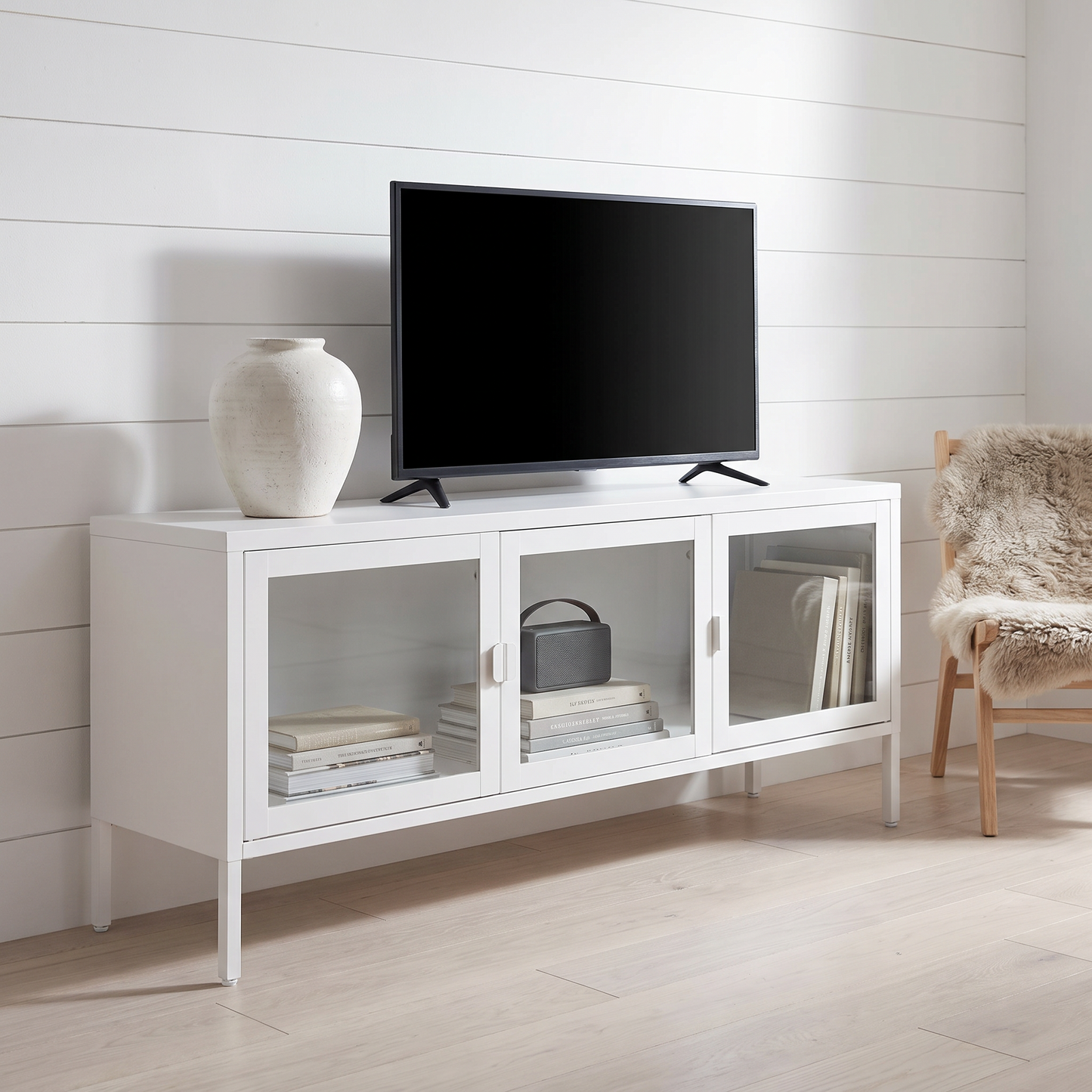 Móvel de TV Brisbane em aço branco numa sala escandinava