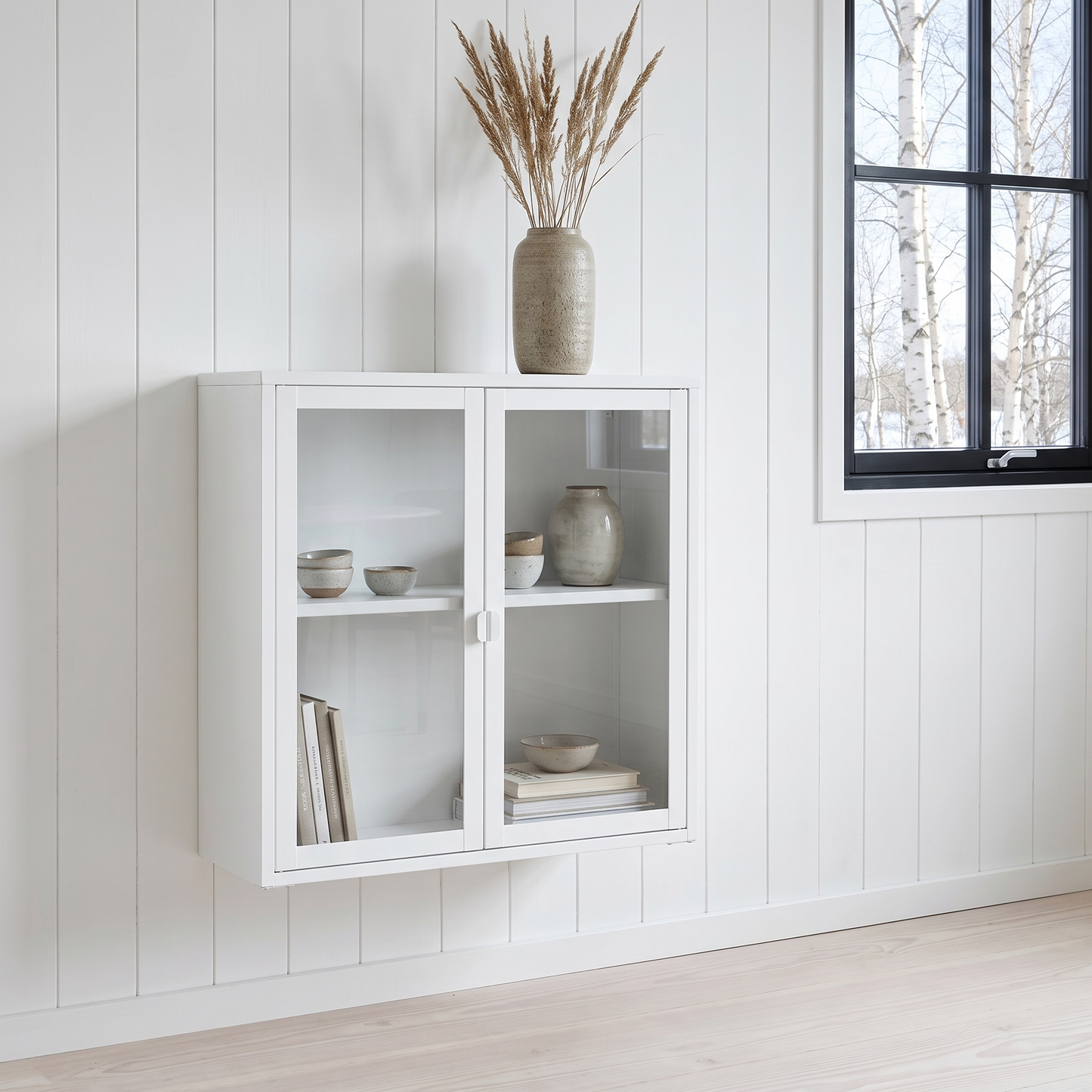 Vitrine suspensa Brisbane em aço branco numa sala escandinava