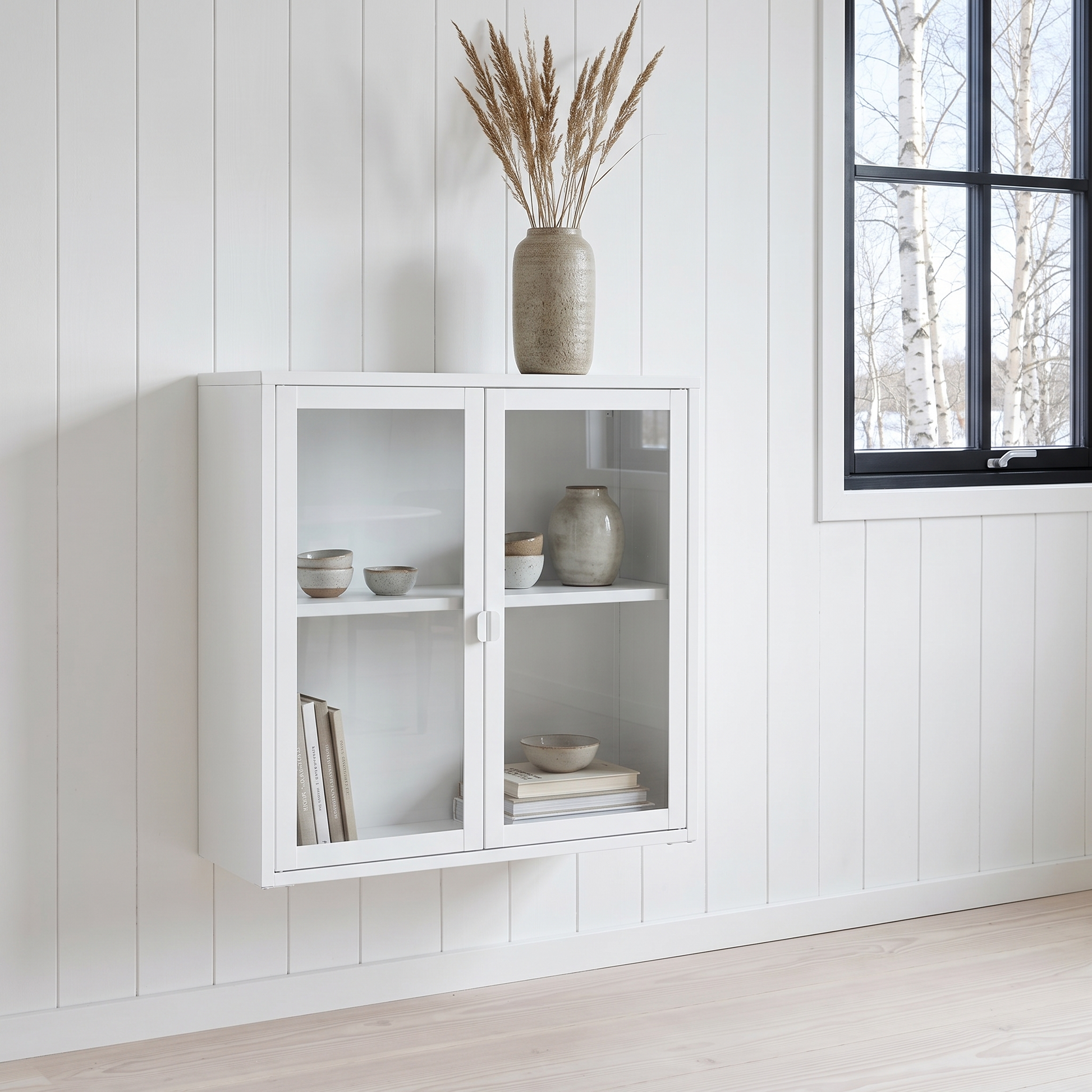Vitrine suspensa Brisbane em aço branco numa sala escandinava