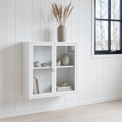 Vitrine suspensa Brisbane em aço branco numa sala escandinava