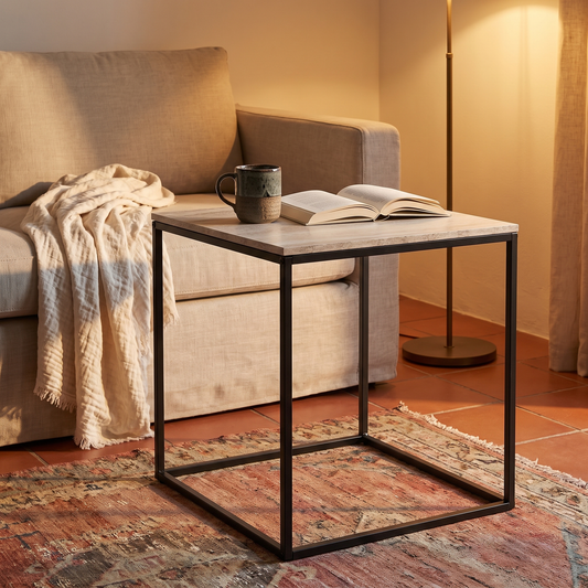 Mesa lateral Vita em cubo com aspecto travertino numa sala