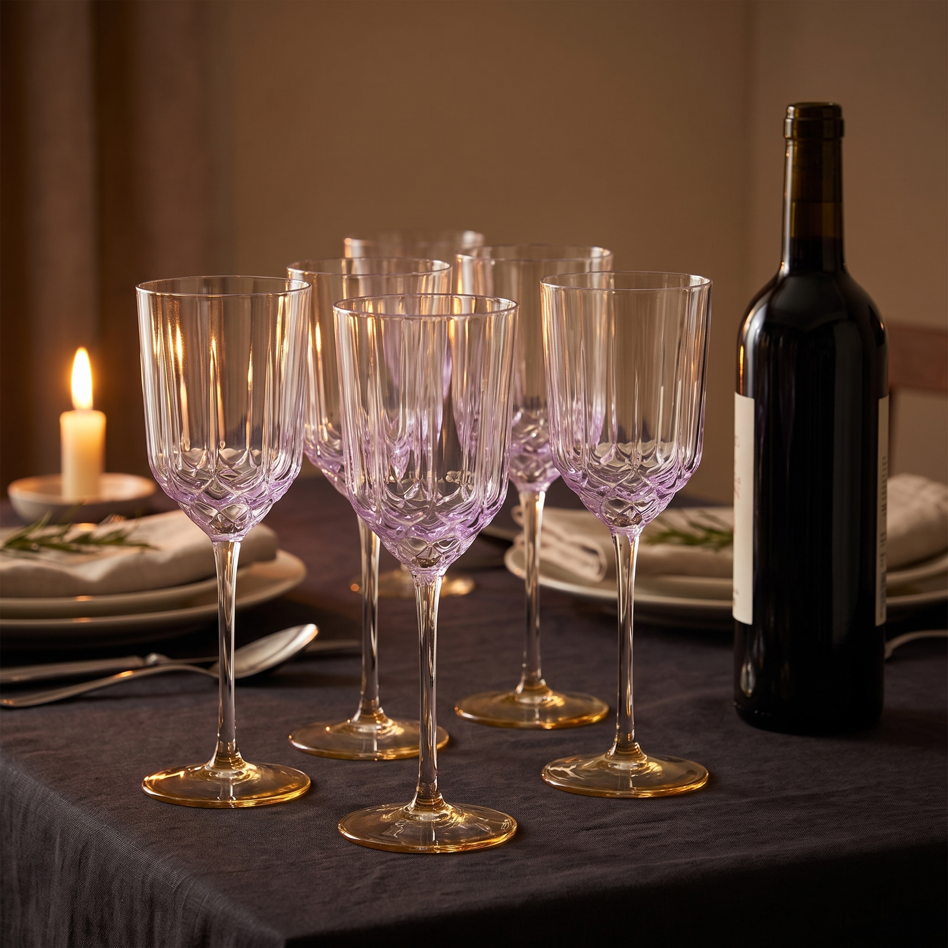 Seis tacas de vinho Pink Blush em vidro transparente com relevo lilas e pe dourado, numa mesa posta a luz de vela