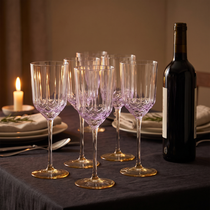 Seis tacas de vinho Pink Blush em vidro transparente com relevo lilas e pe dourado, numa mesa posta a luz de vela