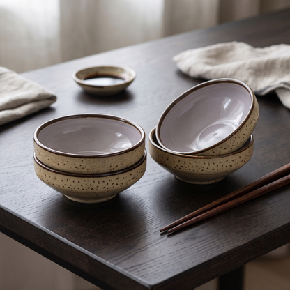 Quatro tacas baixas Kyoto em ceramica malhada com interior claro, numa mesa escura com pauzinhos