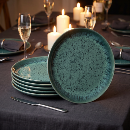 Seis pratos de jantar Aqua em gres azul-agua, numa mesa posta a luz de velas