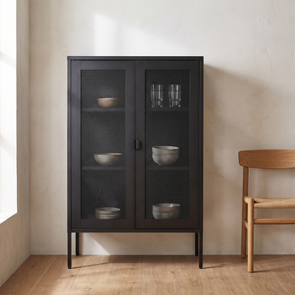 Vitrine Melbourne em aço preto com portas em rede numa sala de jantar