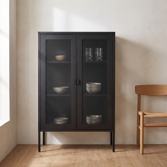 Vitrine Melbourne em aço preto com portas em rede numa sala de jantar