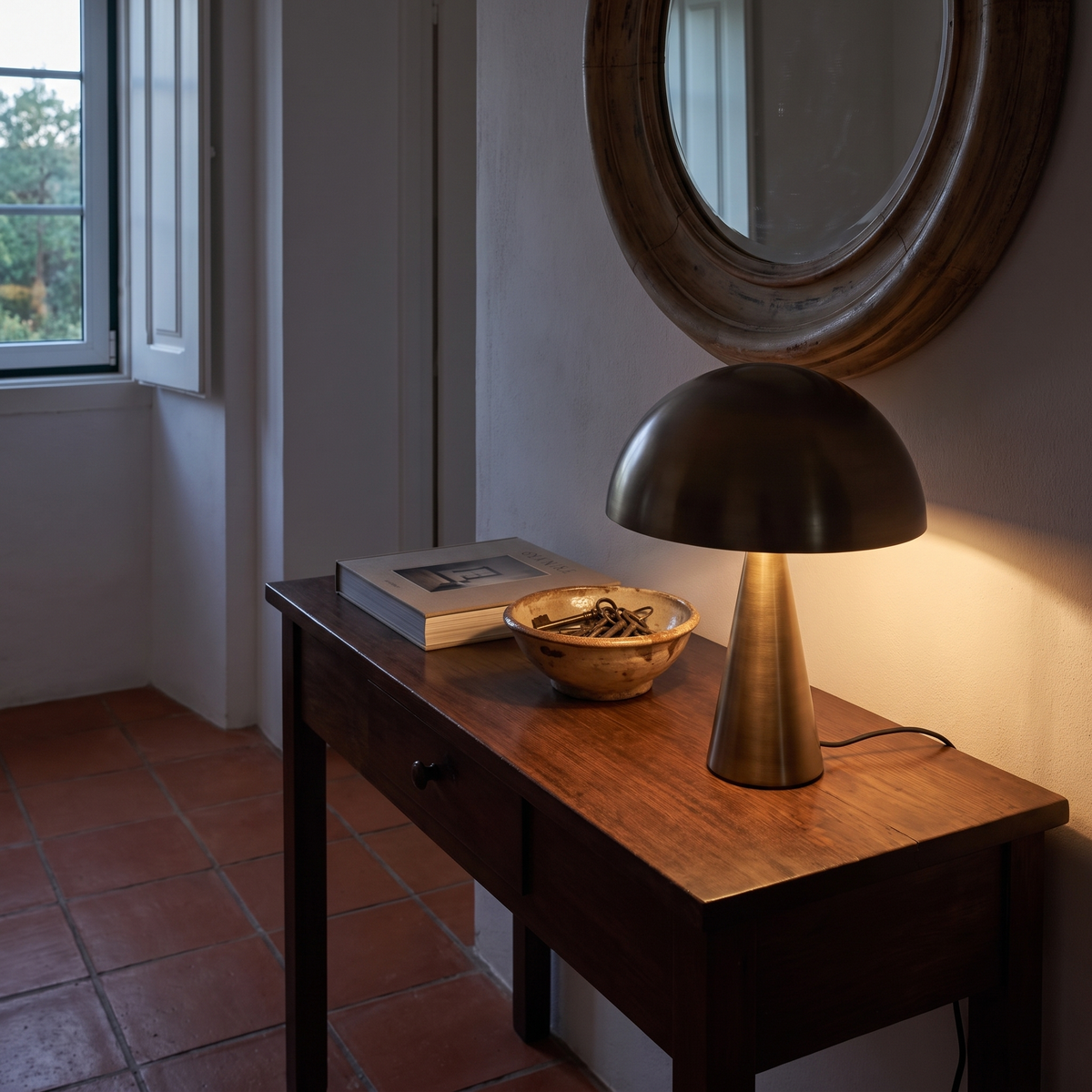 Candeeiro de Mesa Mush Mini — Latão Brunido — imagem de ambiente NIXOFY