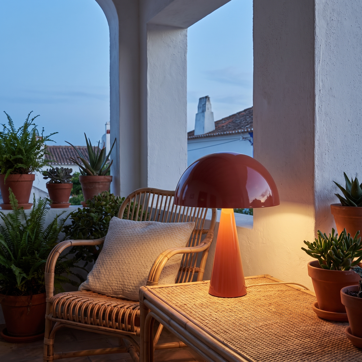 Candeeiro de Mesa Mush Mini — Vermelho, Cabo Bege — imagem de ambiente NIXOFY