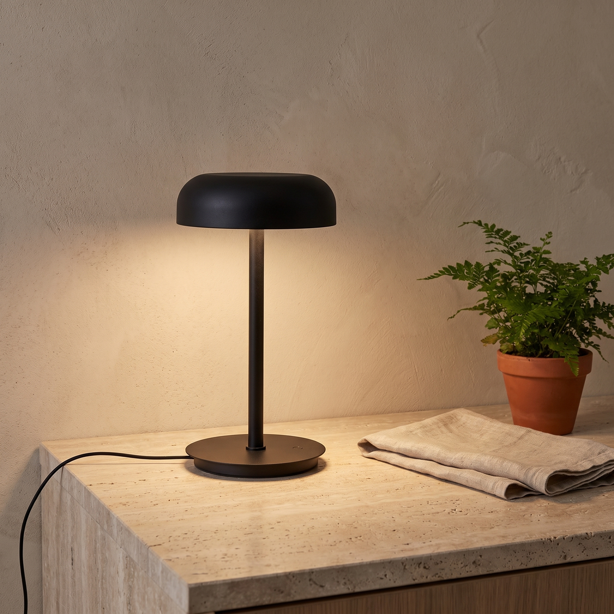 Candeeiro de Mesa Velo em Ferro e Policarbonato com LED Regulável, Preto — Ø 20 × 37 cm — ambiente