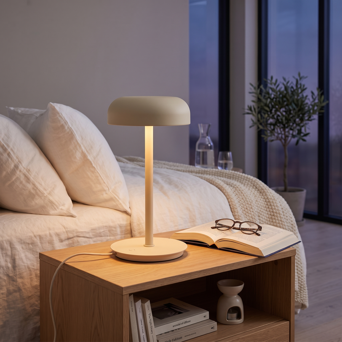 Candeeiro de Mesa Velo em Ferro e Policarbonato com LED Regulável, Areia — Ø 20 × 37 cm — ambiente
