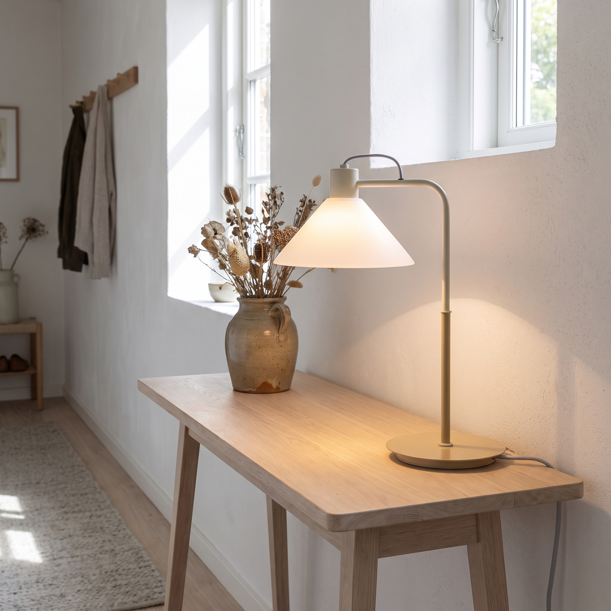 Candeeiro de Mesa Spot em Vidro e Ferro, Caqui e Branco — 37 × 22 × 44 cm — ambiente