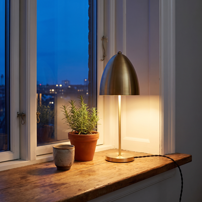 Candeeiro de Mesa Cap em Latão — Ø 15 × 40 cm — ambiente