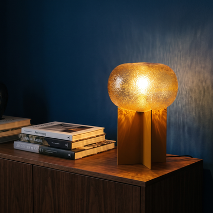 Candeeiro de Mesa Podium em Vidro Texturado e Ferro, Âmbar — Ø 25 × 36 cm — ambiente