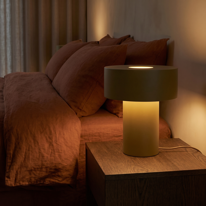 Candeeiro de Mesa Aki em Ferro com Acabamento Aveludado, Caqui — Ø 30 × 37 cm — ambiente