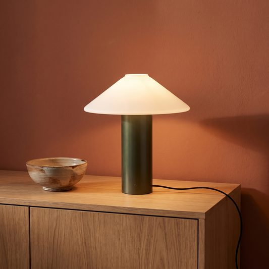 Candeeiro de Mesa Orbit em Vidro Opalino e Ferro, Verde Escuro — Ø 35 × 40 cm — ambiente