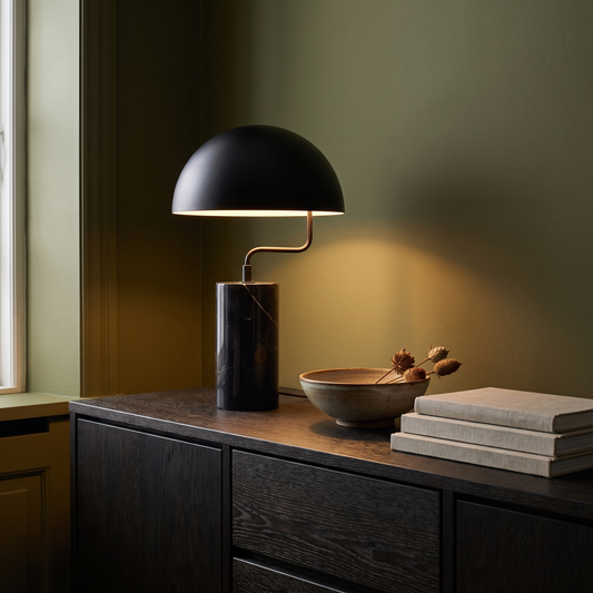 Candeeiro de Mesa Poise em Mármore Preto e Ferro — Ø 30 × 48 cm — ambiente