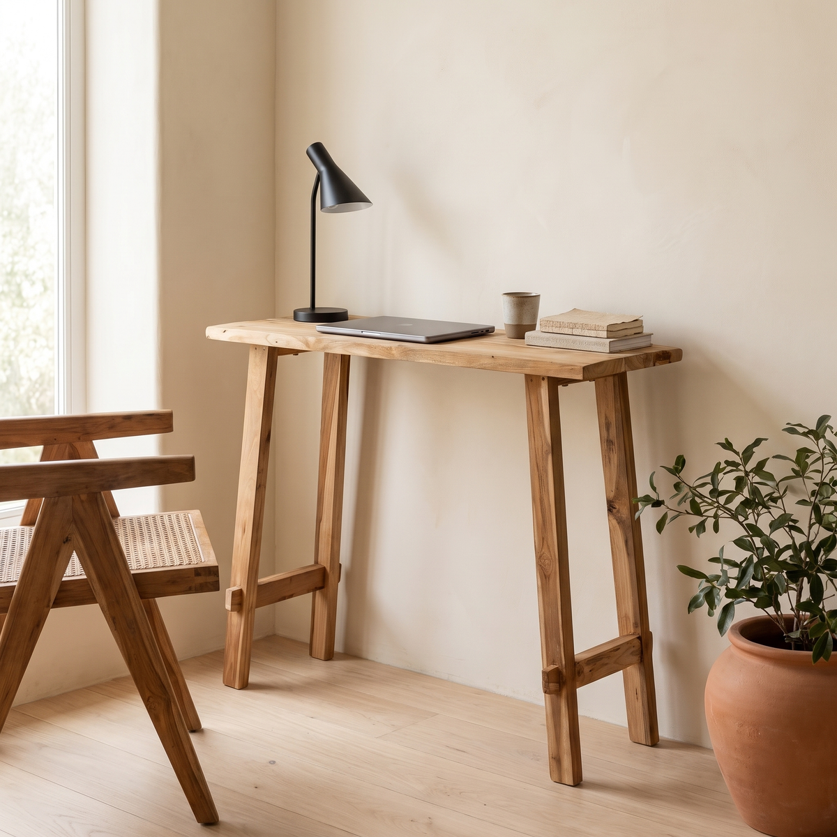Consola Girona em teca natural num ambiente de escritório com candeeiro preto e cadeira em cana