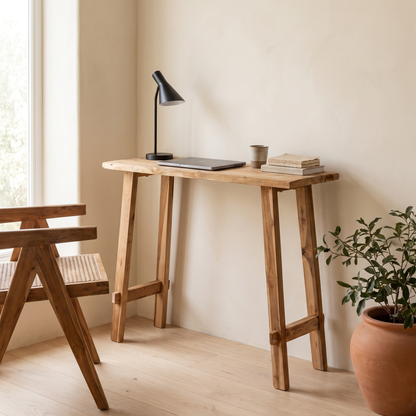 Consola Girona em teca natural num ambiente de escritório com candeeiro preto e cadeira em cana